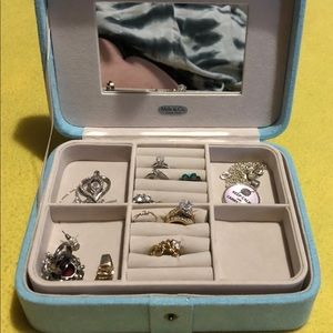 Portable jewelry box w/top tray. Jewelry not incl.